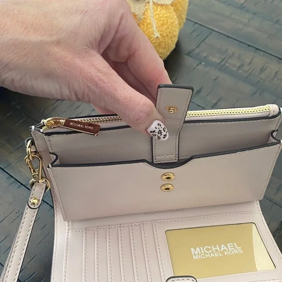 Michael Kors Cream Monogram Phone Pocket Wallet 🤩🤩🤩 - Picture 5 of 9